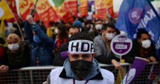Copertina di Turchia, assalto con pistole e coltello alla sede del partito filo-curdo Hdp: ferite due persone. La polizia ha arrestato un sospetto