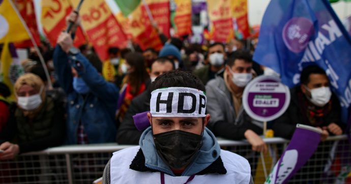 Turchia, assalto con pistole e coltello alla sede del partito filo-curdo Hdp: ferite due persone. La polizia ha arrestato un sospetto