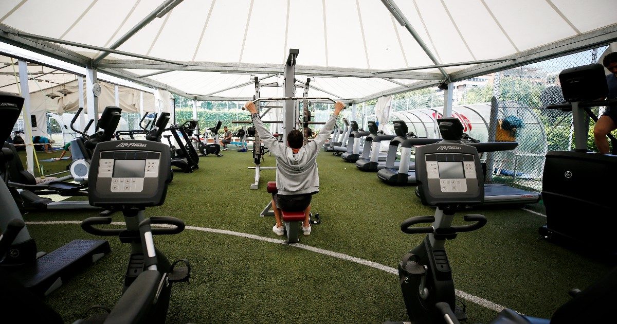 Regole di accesso alle piscine, calcetto con gli amici, Super Green pass per i professionisti: le risposte del governo alle domande degli sportivi