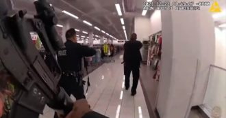 Copertina di Los Angeles, polizia spara in un negozio: quattordicenne uccisa da un proiettile vagante. Polemiche sull’uso delle armi da fuoco