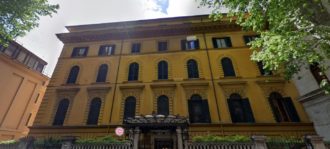 Copertina di Morto sul lavoro in pieno centro a Roma: operaio cinquantenne precipita da ponteggio