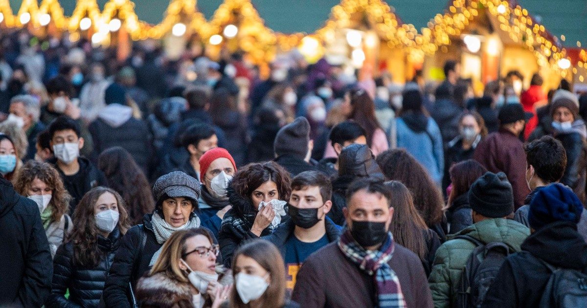 Covid, quattro decreti in poco più di un mese: così il governo Draghi ha bruciato il “vantaggio” su Omicron e ora insegue l’ondata della variante