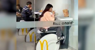Copertina di McDonald’s, al posto delle sedie ci sono le cyclette: scoppia la polemica – Video