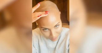 Copertina di Jada Pinkett Smith, la moglie di Will Smith rompe il silenzio sulla sua malattia: “Mi raso fino al cuoio capelluto, ho l’alopecia”