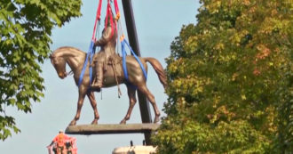 Copertina di Rimuovono la statua del generale e trovano nascosta una capsula del tempo: ecco cosa contiene – Video