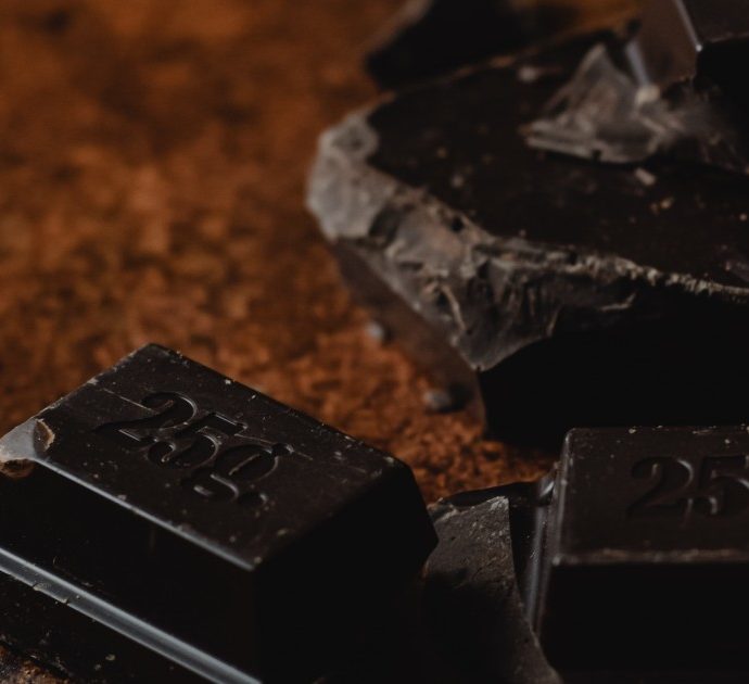 Cioccolato fondente, i benefici per salute e umore: bastano 3 quadratini al giorno per ridurre rischio di infarto, ictus e depressione. Consigliato in diete dimagranti
