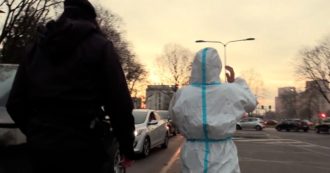 Copertina di Covid, caos tamponi ai centri dell’Asst Santi Paolo e Carlo di Milano: “Rapidi esauriti, rispediti a casa dopo 18 ore d’attesa”