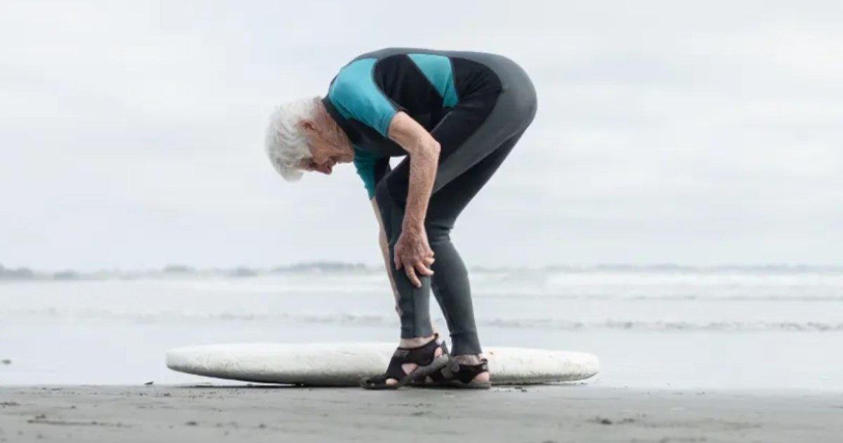 Nancy Meherne, surfista a 92 anni: “Mi piace quando si acquista velocità”