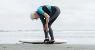 Copertina di Nancy Meherne, surfista a 92 anni: “Mi piace quando si acquista velocità”