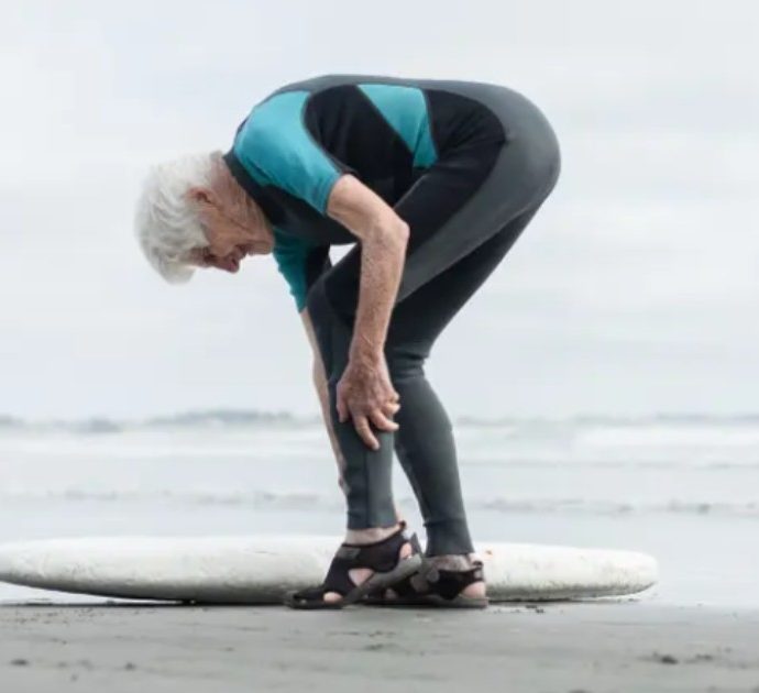 Nancy Meherne, surfista a 92 anni: “Mi piace quando si acquista velocità”