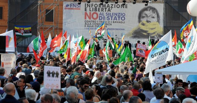 I bavagli, il “mi cacci?” di Fini, l’assist del Colle e lo shopping