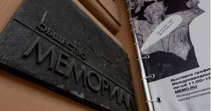 Copertina di Mosca chiude Memorial: così non si parlerà più dei gulag