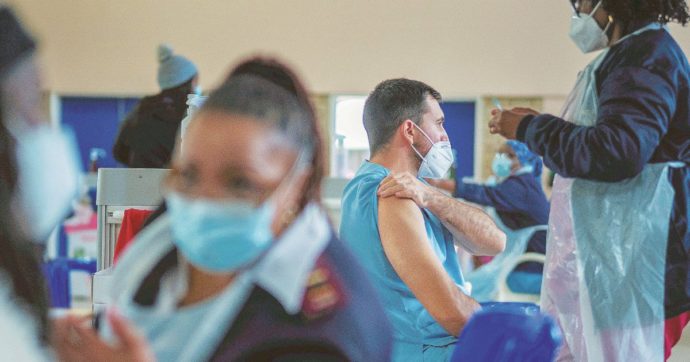 Copertina di Covid, il dossier dal Sudafrica: “Omicron è la fine della pandemia”