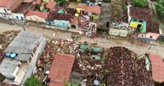 Copertina di Brasile, inondazioni nello Stato di Bahia: le immagini aeree dei danni causati dall’alluvione