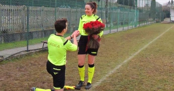 Domeniche Bestiali – La proposta di matrimonio tra arbitri durante una partita