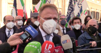 Copertina di Legge di Bilancio, Fratelli d’Italia protesta fuori da Montecitorio: “Inviamo lettera di denuncia a Mattarella. La manovra non è stata discussa”