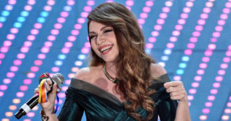 Copertina di “Sexy? Cristina D’Avena è un ces*o”, hater insulta su Twitter e la risposta della cantante diventa virale