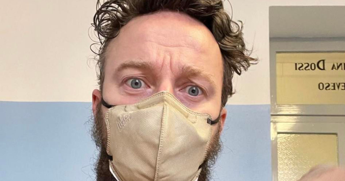 Francesco Facchinetti fa la terza dose e scrive: “Nessuno mi ha pagato né mi auto-promuovo a testimonial per i vaccini ma posto questa foto”