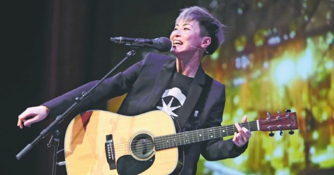 Hong Kong, arrestata la pop-star Denise Ho: celebrò Tienanmen