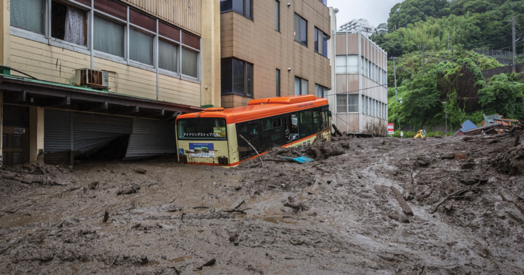 Atami, 4 luglio. La pioggia torrenziale (313 mm in 48 ore) ha creato un fiume di fango nella città turistica a 200 chilometri da Tokyo
foto:  Yuichi Yamazaki / getty images