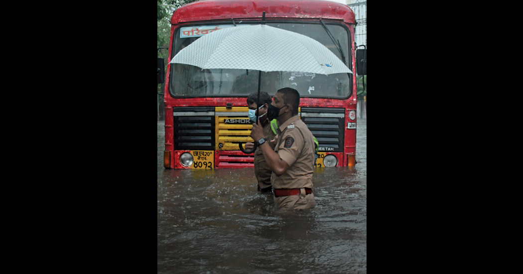 India, 18 maggio. Il ciclone Tauktae investe la metropoli di Mumbai. Più di trenta le vittime, centinaia i dispersi, 200 mila gli abitanti che sono stati sfollati
foto:  Ashish Vaishna / getty images