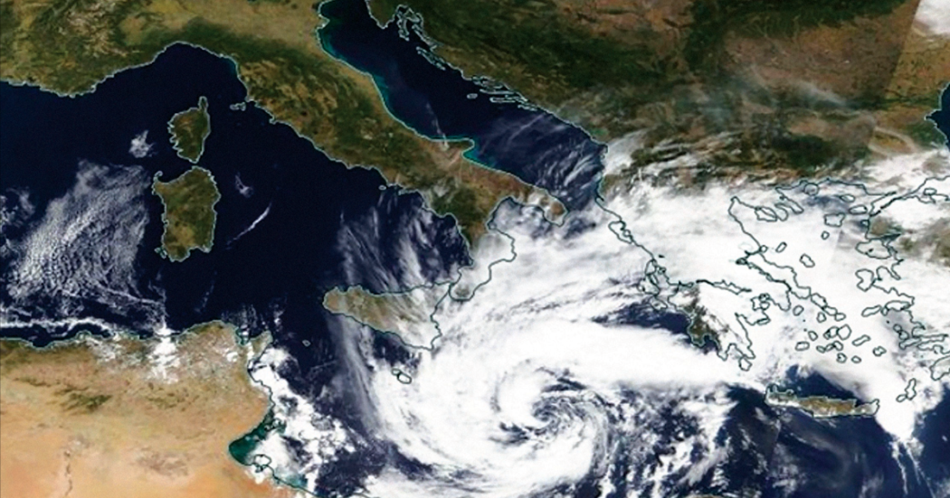 Sicilia, 31 ottobre. La tempesta subtropicale  Apollo ha colpito in particolare le città di Catania e di Siracusa
foto: Satellite Terra MODIS – NASA / ansa