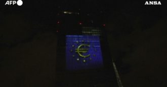 Copertina di La Banca centrale europea celebra i 20 anni dell’Euro: proiezioni di luce sulla sede di Francoforte – Video