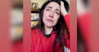 Copertina di Paolo Calissano, l’attrice Sara Ricci in lacrime: “Sono devastata, era una persona splendida” – Video