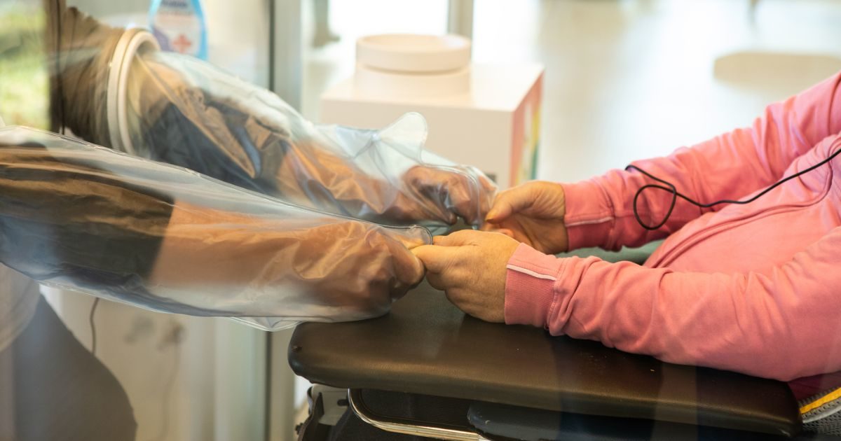 Anziani e disabili, Italia fanalino di coda in Ue per spesa in assistenza: il peso del privato cresce, mentre lo Stato arretra. “Col Covid emersi problemi già presenti”