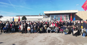 Copertina di Brindisi di san Silvestro per i 270 dipendenti della Caterpillar di Jesi chiusa all’improvviso. Commozione ma anche tanta voglia di lottare