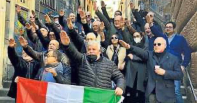 Napoli, “dirigenti e militanti di Fratelli d’Italia in posa mentre fanno il saluto romano”. L’Anpi condanna: “Offesa grave per la città”