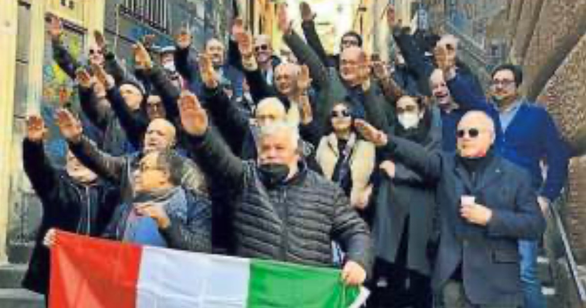 Napoli Dirigenti E Militanti Di Fratelli D Italia In Posa Mentre