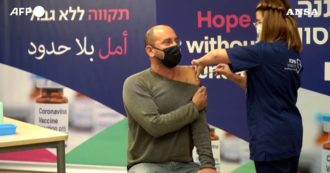 Copertina di Covid, in Israele al via la somministrazione della quarta dose di vaccino: si parte con i fragili e gli anziani – Video