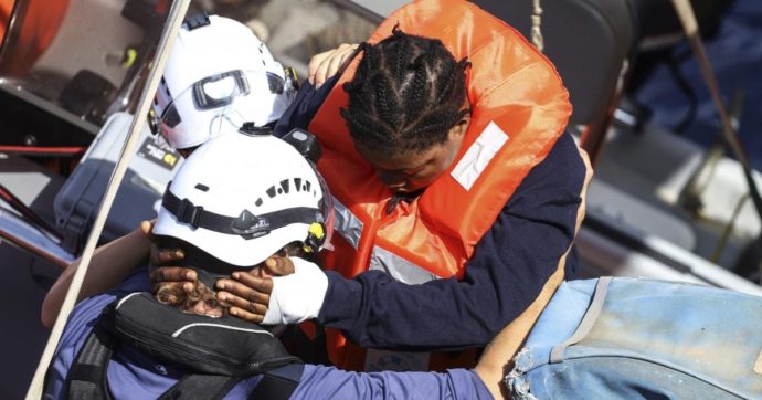 Migranti, dopo 7 giorni d’attesa la Sea Watch approda a Pozzallo con 440 persone a bordo. Il più piccolo ha compiuto 3 settimane in mare