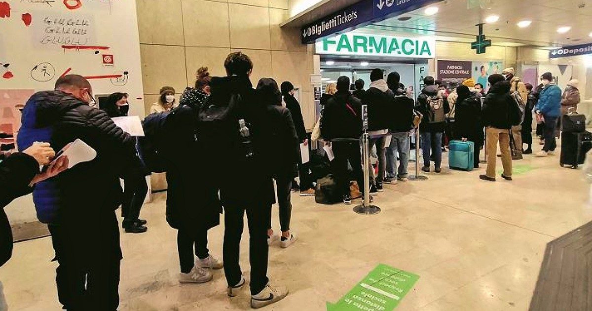 Tamponi nelle parafarmacie, centrodestra e Italia Viva affondano l’emendamento. “Italiani costretti a code infinite per colpa di chi ha difeso gli interessi di pochi”