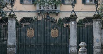 Copertina di Covid, cluster a Villa San Martino: 5 dipendenti positivi. Berlusconi è negativo, passerà Capodanno in quarantena