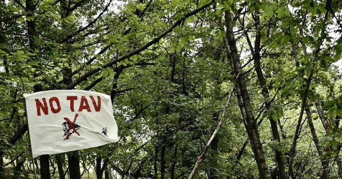 Fuochi di artificio contro il cantiere in Val Susa, incendio tra i boschi: 10 attivisti no Tav denunciati