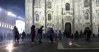 Copertina di Capodanno, a Milano fuochi d’artificio e assembramenti in piazza Duomo nonostante divieti e controlli (video)