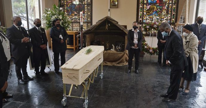 Desmond Tutu, funerali di Stato ma in semplicità. Salma liquefatta per volere dell’arcivescovo premio Nobel