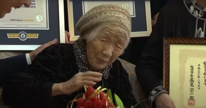La donna più anziana del mondo compie 119 anni: ha attraversato tre epidemie ed è guarita da un tumore (a 103 anni)