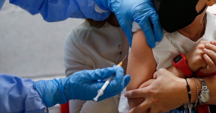 Vaccino Covid per i bambini, l’annuncio di Pfizer e Biontech: “Efficace all’80,3% con tre dosi negli under 5”