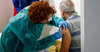 Copertina di Vaccini Covid e antinfluenzale, lo studio preliminare della Fda: “Over 65 hanno più probabilità di subire un ictus ischemico”