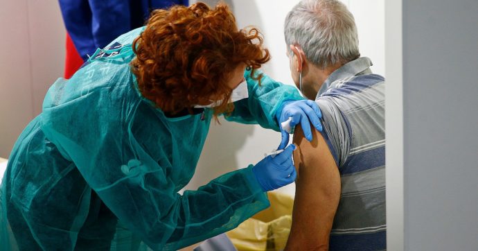 Covid, secondo booster di vaccino solo al 29% della platea. Il governo lancia una campagna