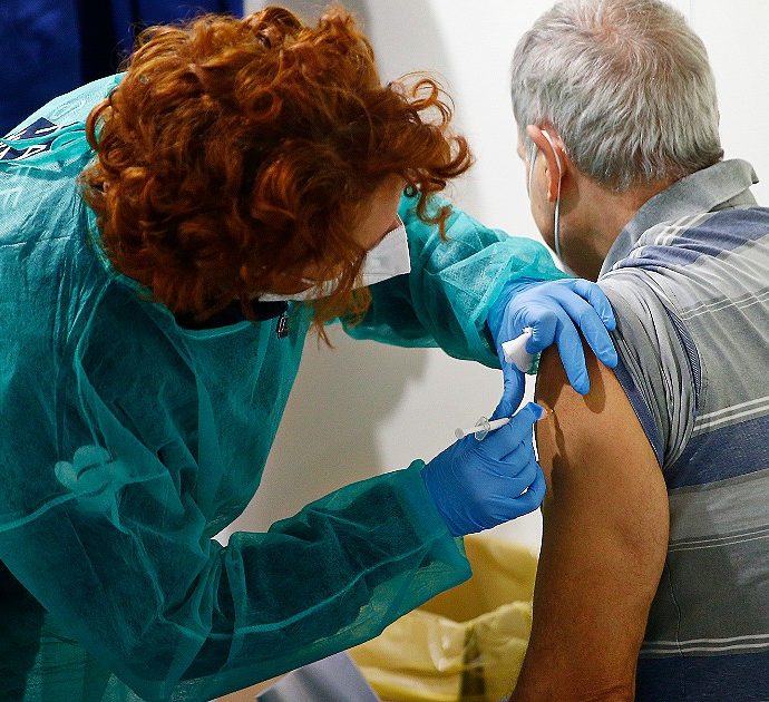 84enne si fa vaccinare 11 volte contro il Covid: “Non ho più preso nemmeno un raffreddore”. Indagato dalla polizia