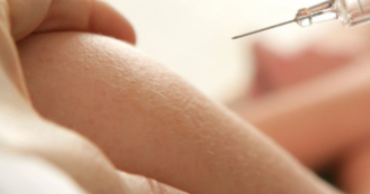 No vax tenta di ‘bloccare’ il vaccino con un laccio emostatico: “Operato, forse resterà invalido”
