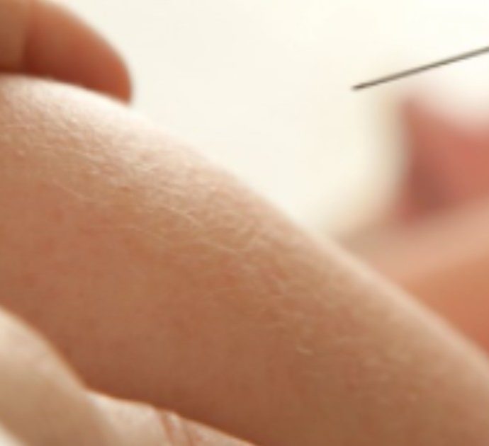 No vax tenta di ‘bloccare’ il vaccino con un laccio emostatico: “Operato, forse resterà invalido”