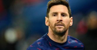 Copertina di Leo Messi è positivo al Covid: quattro casi nel Psg. Tornano i contagi nel calcio