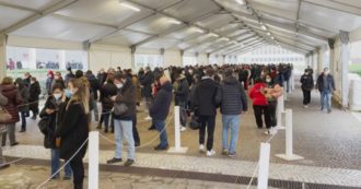 Copertina di Covid, lunghe file nel centro vaccinale di Napoli. Centinaia di persone in coda per ricevere la terza dose alla Mostra d’oltremare