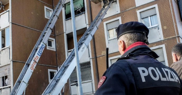 Roma, cade da finestra durante perquisizione