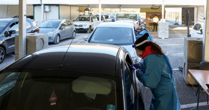 Ancora 140 mila nuovi contagi. Un over80 su 5 senza richiamo